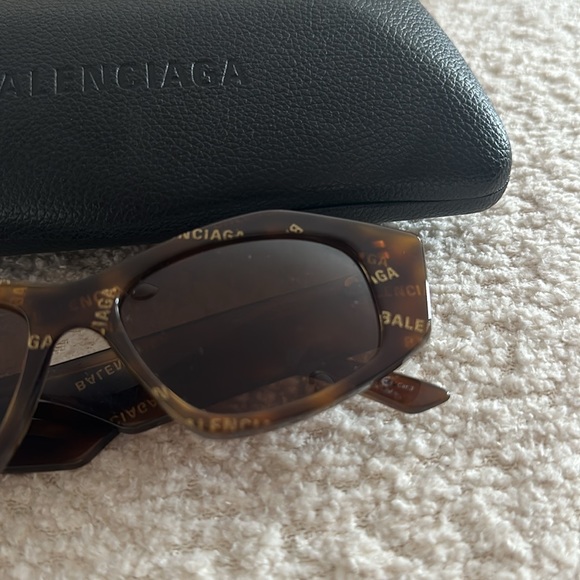 Balenciaga Tortoiseshell CatEye Logo Sunnies - Picture 2 of 5